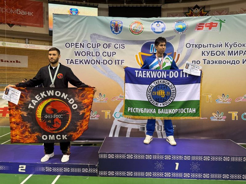 Спортсмен на пьедестале с медалью